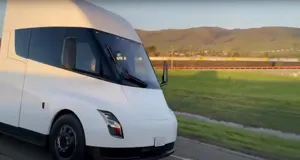 Tesla начинают испытания электротягача Semi